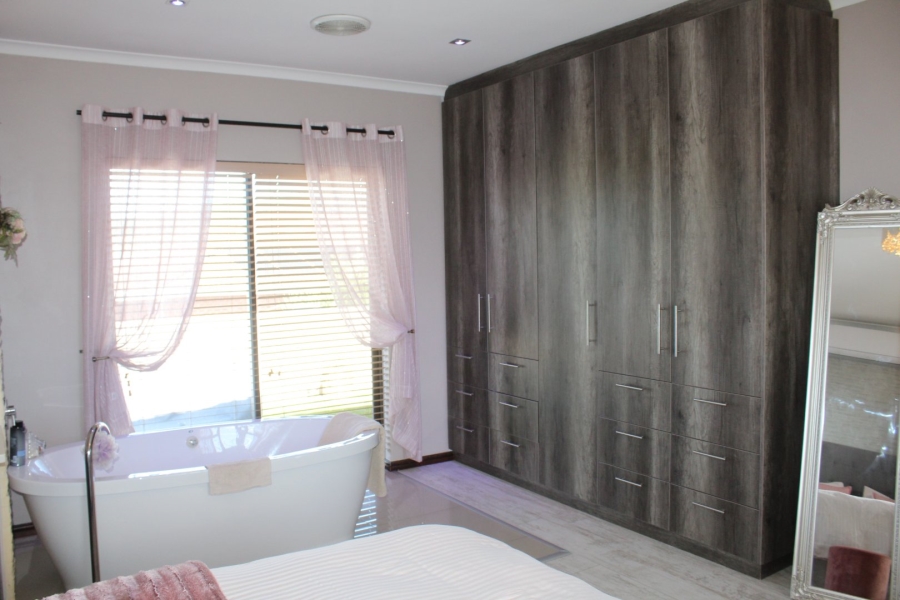 4 Bedroom Property for Sale in Rouxville Western Cape